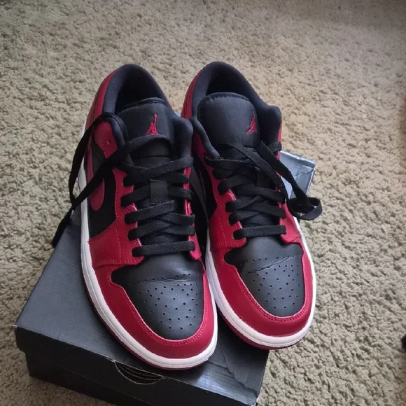 Air Jordan 1 Low Shoes Red and Black - Picture 2 of 7